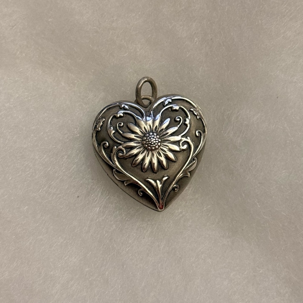 Rare Brand New Tiffany & Co. Silver Floral Heart Pendant Daisy Ziegfeld Locket